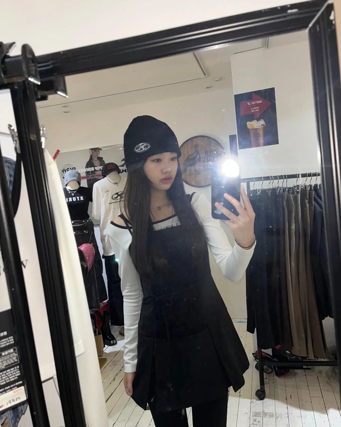 Na Haeun juga pernah tampil di MV lagu Block B berjudul ‘Shall We Dance’ yang dirilis pada 7 November 2017, lho! Selain itu, ia pun menjadi salah satu penari yang muncul dalam konten Red Velvet, ‘ZIP.CODE : SEOUL’. / Foto: instagram.com/awesomehaeun