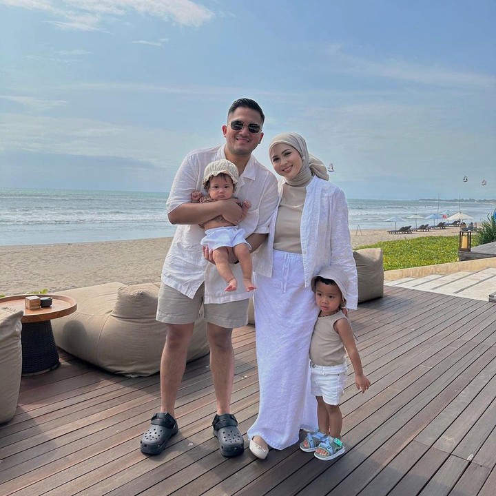 <p>Meski memiliki dua orang anak, penampilan Kesha selalu menarik perhatian netizen. Pasalnya, Kesha sangat pandai dalam memadu padankan pakaiannya, Bunda. (Foto: Instagram: @kesharatuliu05)</p>