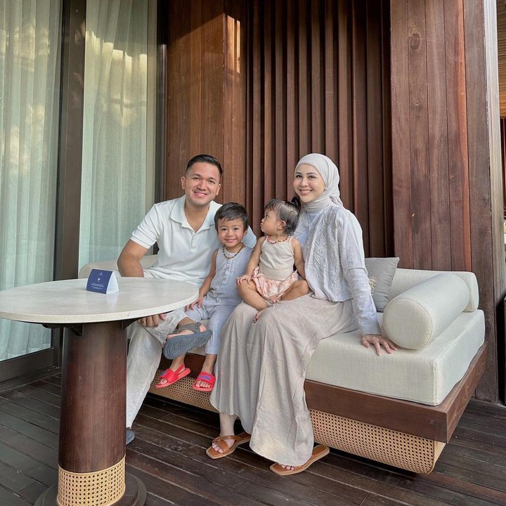 <p>Melihat dari laman Instagram-nya, OOTD Kesha ketika memomong kedua anaknya tidak pernah gagal. Tidak hanya itu, Kesha juga sering memakai pakaian kembar Qwenzy dan Aisha, lho. (Foto: Instagram: @kesharatuliu05)</p>