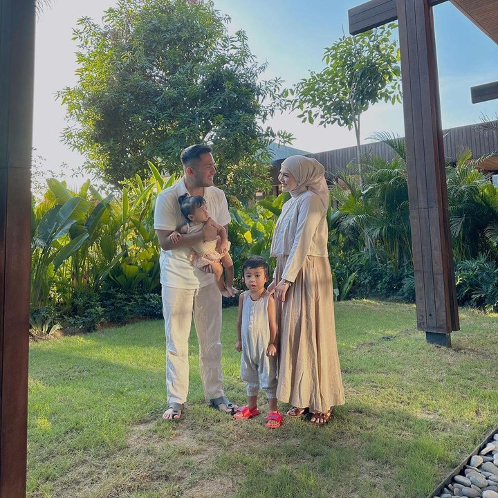 <p>Banyak netizen yang memuji gaya berpakaian Kesha bahkan setelah memiliki dua orang balita, Bunda. Tidak sedikit pula yang mengatakan perempuan 26 tahun ini akan menjadi kiblat mereka dalam berpakaian. (Foto: Instagram: @kesharatuliu05)</p>