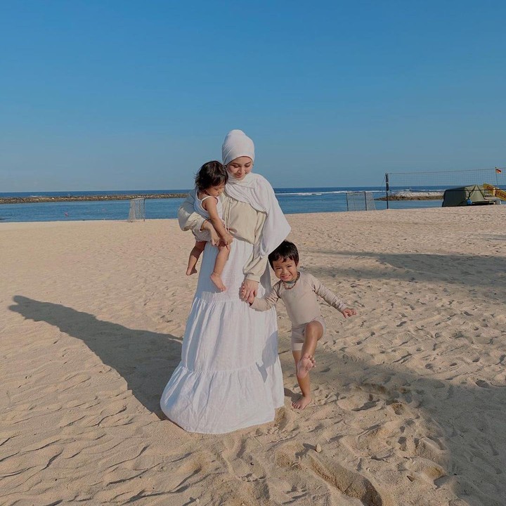 <p>Misalnya saja ketika Kesha mengajak anak-anaknya untuk bermain ke pantai, Bunda. Penampilan Kesha dan kedua anaknya tetap keren dan<em> eye catching</em> karena kompak memakai pakaian serta putih dan krem. (Foto: Instagram: @kesharatuliu05)</p>