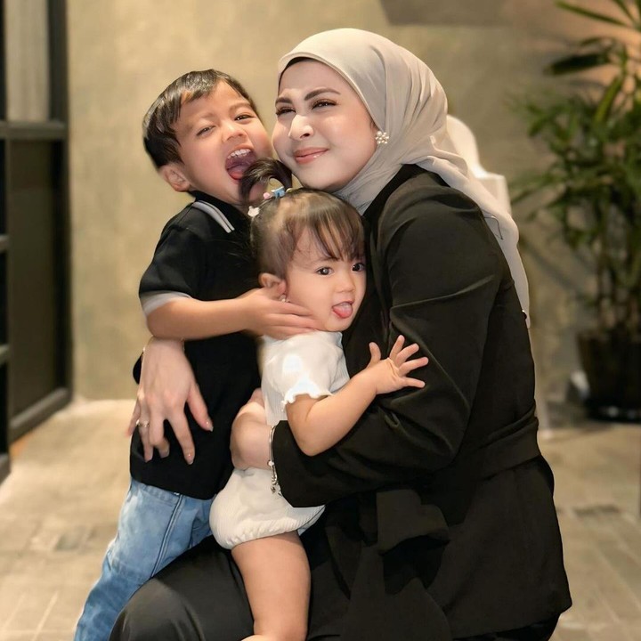 <p>"<em>Outfit</em>-nya enggak pernah gagal ini emak-emak, cakep banget dah," papar seorang netizen. "Kiblat berhijabku setelah melahirkan nanti," puji netizen lainnya dengan emotikon hati. (Foto: Instagram: @kesharatuliu05)</p>