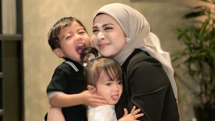 OOTD Kesha Ratuliu Momong Dua Anak
