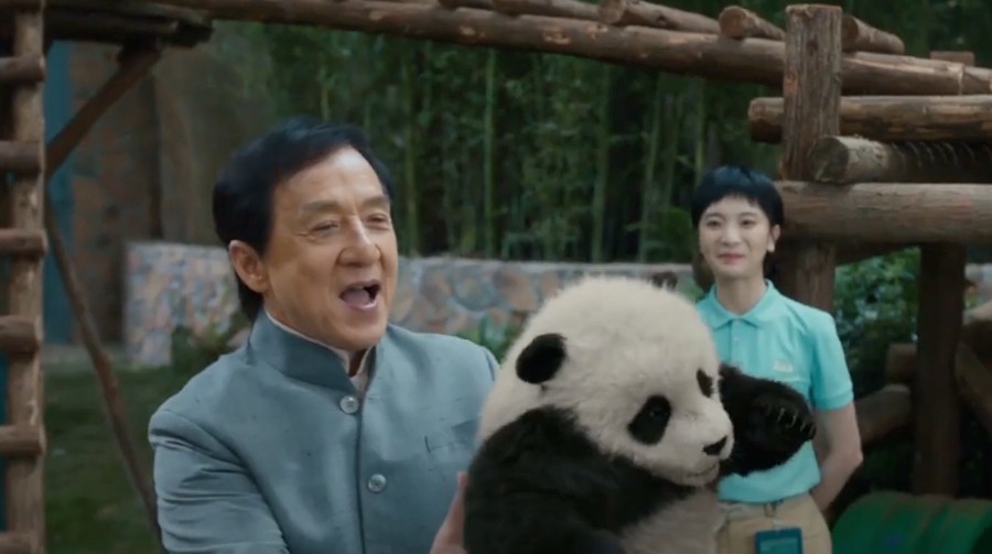 Cuplikan adegan Jackie Chan di Panda Plan.