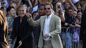 FOTO: Reuni George Clooney dan Brad Pitt di Premiere Film Wolfs