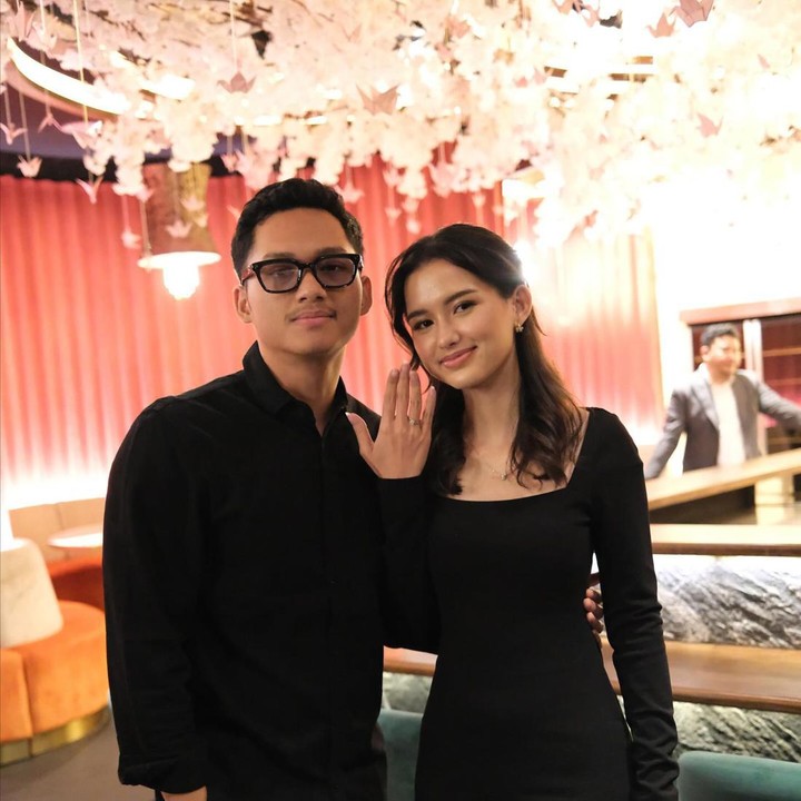 <p>Beberapa waktu yang lalu, perempuan asal Bali ini menerima lamaran Azriel. "Alhamdullilah.. Bismillah," tulis Azriel. Tampaknya, pasangan ini akan segera naik pelaminan, ya?(Foto: Instagram @ssarah_menzel)<br /><br /><br /></p>