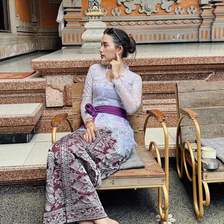 <p>Akan tetapi, Sarah dan Azriel tampaknya masih mengutamakan pendidikan. Sarah diketahui akan melanjutkan pendidikan ke Inggris, sedangkan Azriel akan lanjut S2 di Indonesia. (Foto: Instagram @ssarah_menzel)<br /><br /><br /></p>