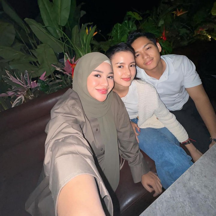 <p>"Jegeg cantik.. <em>take care</em> yaaa. Sukses kuliah di UK nyaaa! Seneng bgt karna @ssarah_menzel rajinnn, sebelum nikah mau selesaiin kuliahnya dulu di Luar.. dan @azriel_hermansyah jg lanjutin S2nya!!<em> Proud of you guys</em>!!!semangat terusss adikk2kuuu. <em>See you verrryy soon</em> yah!!!! Semangat pejuang LDR," tulisnya. Keputusan Sarah dan Azriel untuk melanjutkan pendidikan sebelum menikah patut diacungi jempol, ya? (Foto: Instagram @ssarah_menzel)</p>