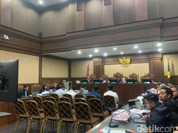 Hakim Cecar Eks Dirut PT Timah soal Harga Istimewa ke Smelter Harvey Moeis