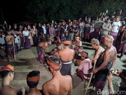 Malam Puncak Peresean Maulid Adat Bayan Jadi Tontonan Turis Asing