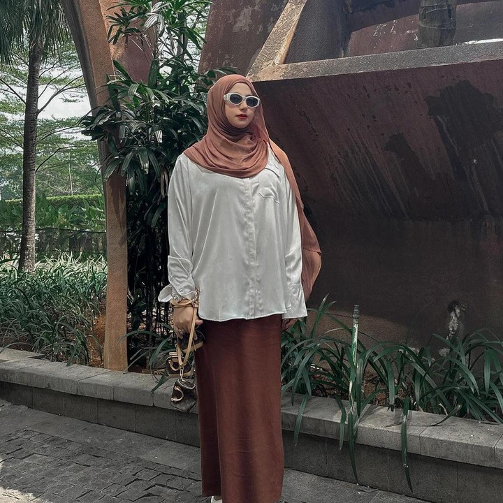 <p>Lewat penampilan barunya kini, Tasyi memang semakin sering unjuk OOTD yang sedang dikenakan, misalnya saat sedang <em>quality time</em> bersama keluarga. "<em>Another OOTD with</em> adek," tulisnya. (Foto: Instagram @tasyiiathasyia)<br /><br /><br /></p>