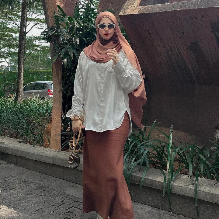 <p>Akan tetapi, Tasyi masih punya target turunin berat badan hingga 15 kg lagi. "<em>Another OOTD</em> ... yang <em>comment</em> aku masih gendut ya emang iyaaa, namanya juga bru turun 10 KG dan baru 2,5 bulan... masih 15 kg <em>to go</em> !! semangat dietnyaa," tulisnya. (Foto: Instagram @tasyiiathasyia)<br /><br /><br /></p>