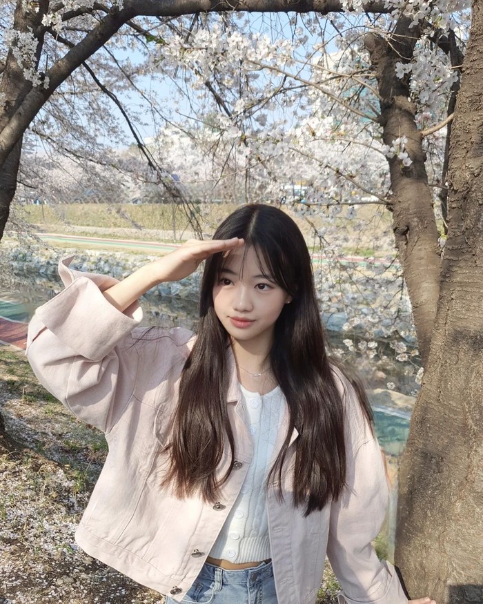 Terlahir menjadi bintang, pemilik zodiak Capricorn ini tampil perdana di televisi saat dirinya masih berusia 4 tahun di mana ia melakukan dance cover lagu ‘Bubble Pop!’ milik HyunA di acara TV berjudul ‘Star King’. / Foto: instagram.com/awesomehaeun