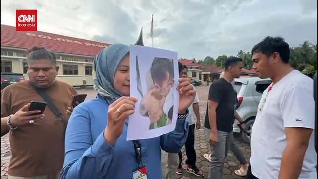 IS, tersangka pembunuh gadis penjual gorengan di Pariaman ditangkap polisi saat sembunyi di loteng rumah warga. Dia ditangkap dalam kondisi telanjang dada.