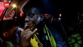 VIDEO: Mobil Anthony Martial Tak Bergerak 'Disergap' Fans AEK Athens