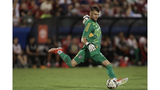 Ajax Amsterdam dilaporkan mengeluarkan dana sekitar satu juta euro atau setara Rp20 miliar untuk memboyong Maarten Paes dari FC Dallas.