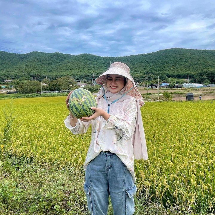<p>Kegiatan berkebun ini tampaknya membuat Xaviera sangat nyaman dan asyik, Bunda. Sambil mengangkat semangga hasil kebun, ia tampak tertawa semringah. (Foto: Instagram @xavieraaputri)</p>