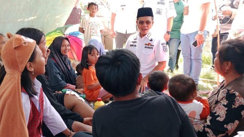 Bupati Bandung, Dadang Supriatna, bergerak cepat setelah gempa bumi mengguncang wilayah Kecamatan Kertasari dan Pangalengan pada Rabu (18/9) lalu.