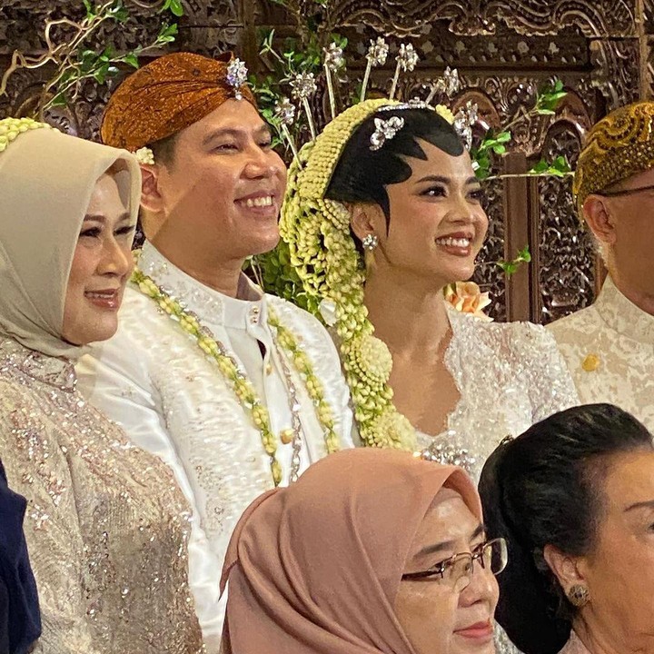 <p>Menurut informasi yang diperoleh, pernikahan Nino dan Dhabitannisa digelar Hotel Westin, Jakarta Selatan. Momen spesial Nino ini disaksikan oleh keluarga dan juga teman-teman terdekatnya. (Foto: Instagram @ilmanibrahim)</p><p><br /><br /></p>