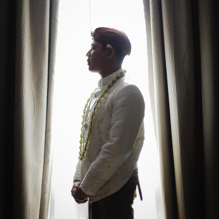 <p>Berita bahagia ini tersebar luas melalui unggahan teman-teman terdekat. Melalui akun Instagram pribadi, Nino sendiri mengunggah potret dirinya mengenakan pakaian adat khas Jawa. "OOTD. Setelah merilis Rahasia #1 & #2, anggap saja ini Rahasia #3 Gimana? Kaget sedikit ngga?," tulisnya di <em>caption,</em> menggoda para penggemar. (Foto: Instagram @ninokayam)<br /><br /><br /></p>