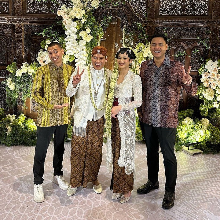 <p>Rayi dan Asta juga turut menggunggah momen pernikahan Nino yang berlangsung khidmat ini. "Semoga pernikahan kalian diberkahi selalu ya @ninokayam & @dhabitannisa (emotikon hati)," tulis Rayi sebagai keterangan fotonya. (Foto: Instagram @rayiputra26)</p><p> </p>
