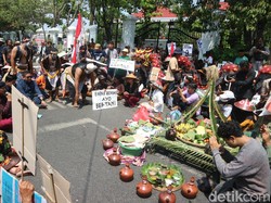 Tolak Pabrik Semen, Petani Kendeng Demo di Depan DPRD Pati