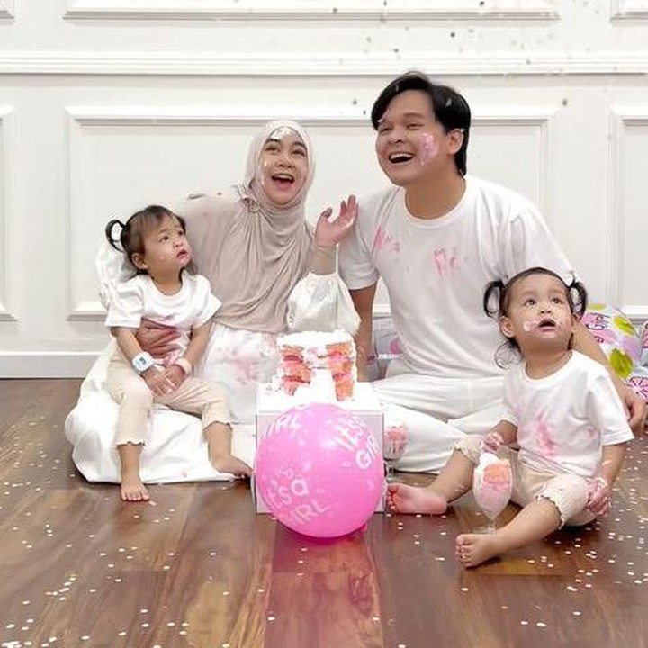 <p>Anisa Rahma dan suaminya Anandito Dwis juga melakukan <em>gender reveal</em> dengan konsep kue dan foto sederhana. Keduanya memotong kue yang beirsi lapisan berwarna merah muda, yang menandakan bahwa Anisa tengah hamil bayi perempuan. Dalam <em>gender reveal</em> ini, Anisa, Dito, dan kedua anak mereka kompak mengenakan pakaian berwarna putih. Pada 24 September 2024, Anisa Rahma melahirkan anak ketiga yang bernama Aqila Dzakira Mafaza. (Foto: Instagram @anisarahma_12)</p>