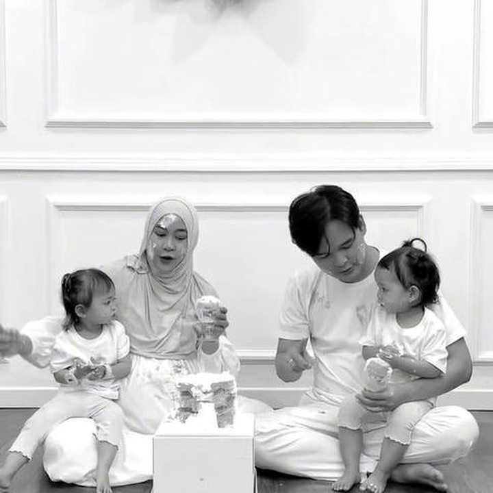 <p>Anisa bersama Dito dan kedua putrinya tampak duduk di lantai menikmati kue bewarna putih. Kue ini ternyata berisi pengumuman jenis kelamin calon anggota baru keluarga mereka, Bunda. Di pertengahan video, Anisa dan Dito mengedit video menjadi hitam putih untuk memberikan kejutan <em>gender reveal</em> ini. (Foto: Instagram @anisarahma_12)</p>