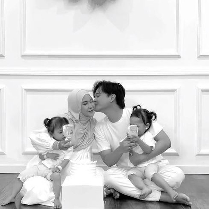 <p>Anisa mengabadikan momen <em>gender reveal</em> itu dalam video singkat yang diunggahnya di media sosial. Dalam <em>gender reveal</em> ini, Anisa bersama suami dan dua putrinya kompak mengenakan pakaian bernuansa putih. (Foto: Instagram @anisarahma_12)</p>