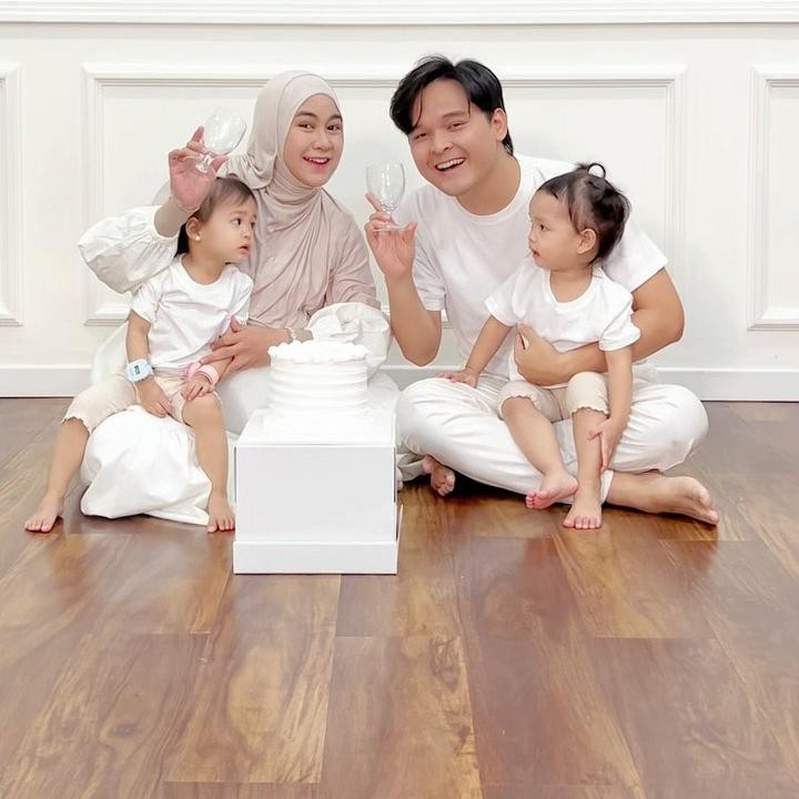 <p>Anisa Rahma dan suaminya Anandito Dwis atau Dito sebentar lagi akan dikaruniai anak ketiga, Bunda. Baru-baru ini, keduanya mengadakan <em>gender reveal</em> yang sederhana bersama kedua putri kembar mereka, Alma dan Alsha. (Foto: Instagram @anisarahma_12)</p>