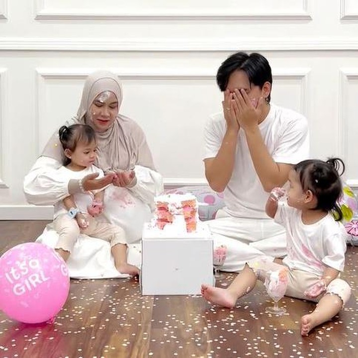 <p>Setelah mengetahui jenis kelamin si bungsu, pasangan ini tak lupa memanjatkan doa. Video gender reveal ini dibuat tak hanya untuk mengumumkan jenis kelamin anak ketiga Anisa dan Dito, tapi juga menjadi media klarifikasi singkat keduanya yang ramai diisukan akan kembali memiliki anak kembar. "Dari kemaren banyak yang ngira aku hamil kembar lagii, karna keliatan besar perutnya, hihi sebenernya nggak kok, hamil kali ini 1 bayi ajaaa.. doain yaahh, insyaAllah ini gender anak ke tiga kami," tulis Anisa. (Foto: Instagram @anisarahma_12)</p>