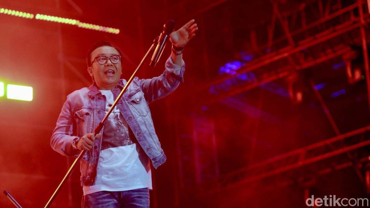 Pestapora 2024 resmi digelar di JIExpo Kemayoran, Jakarta, Jumat (20/9/2024). Ari Lasso dan Band Boomerang langsung menghibur penonton dan mengguncang panggung Pestapora 2024.