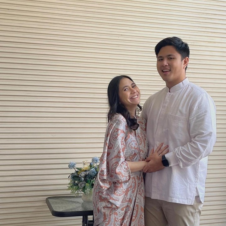<p>Pada 24 Oktober 2021, Ashilla melepas masa lajang setelah dinikahi pria bernama Ridwan Heisel Bolang. Saat ini usia pernikahan mereka hampir memasuki tahun ketiga. (Foto: Instagram @zhrtiaraashilla)</p>