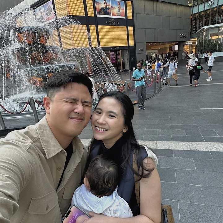 <p>Saat ini, Ashilla dan suami tengah menikmati momen bersama Si Kecil. Mereka bahkan sudah bisa mengajak sang putri jalan-jalan ke luar negeri. (Foto: Instagram @zhrtiaraashilla)</p>