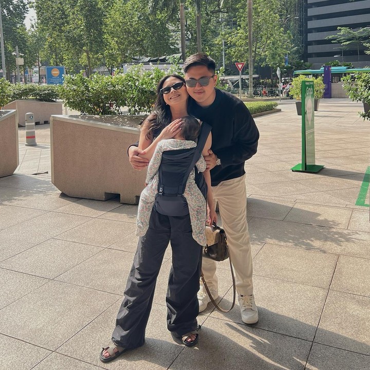 <p>"Alhamdulillah trip Malaysia kali ini sudah buntutnya. Senangnya bisa ajak Sofia ke salah satu negara favorit aku dan @heiselrdwn," tulis Ashilla dalam unggahan fotonya. (Foto: Instagram @zhrtiaraashilla)</p>