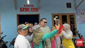 Hari Kedua Kampanye, RK Bagi-bagi Coklat ke Warga Pancoran