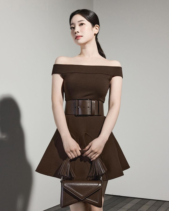 Debut perdana Dahyun TWICE di NYFW 2024 sontak menjadi perbincangan hangat di media sosial. Meski baru pertama kali melenggang di runway, penampilannya dinilai bak model profesional hingga menuai komentar positif. / Foto: x.com/MichaelKors