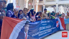 Hadiri Pernikahan Anak Khofifah, Jokowi Disambut Meriah Massa Relawan
