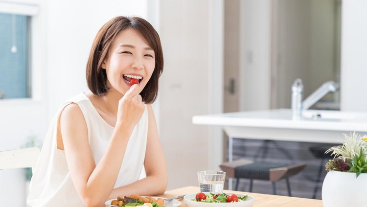 Ilustrasi mengunyah makanan Ilustrasi mengunyah makanan