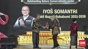 FOTO: Iyos Somantri Raih Outstanding Nature Conservations Leader