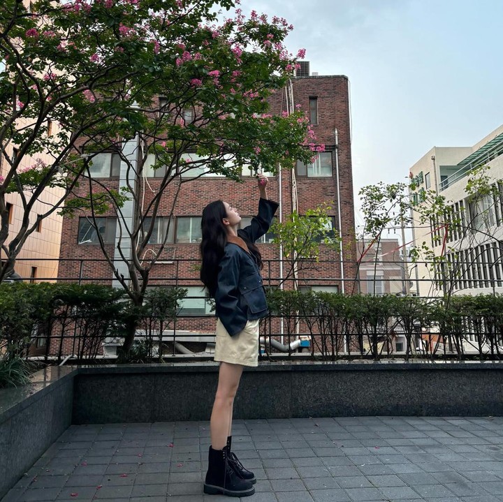 <p>Tampil santai dengan celana pendek, Jang Gyu Ri mengenakan jaket denim dengan aksen kulit pada bagian kerah. Ia juga memakai sepatu <em>ankle boots</em> yang sangat <em>trendy.</em> (Foto: Instagram @gyurious_j)</p>