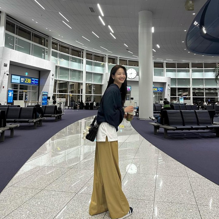 <p>Kembali mengenakan celana <em>oversized,</em> ia memadukan <em>loose pants</em> dengan <em>t-shirt</em> yang dilapisi oleh jaket. Kombinasi warna gelap dengan nuansa<em> earth tone</em> cocok untuk Bunda yang menyukai tampilan minimalis. (Foto: Instagram @gyurious_j)</p>