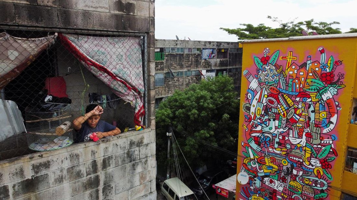 FOTO: Mural Penutup Jejak Perang Gangster di El Salvador