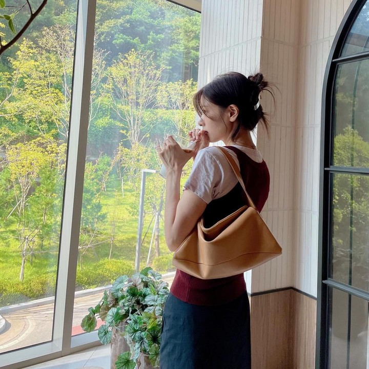 <p>Di kesempatan itu, Jung So Min juga tampil modis dengan busana kasual yang memberi kesan santai. Rambutnya diikat memakai jepit yang memberi kesan <em>messy hair.</em> (Foto: Instagram @somin_jj)</p>