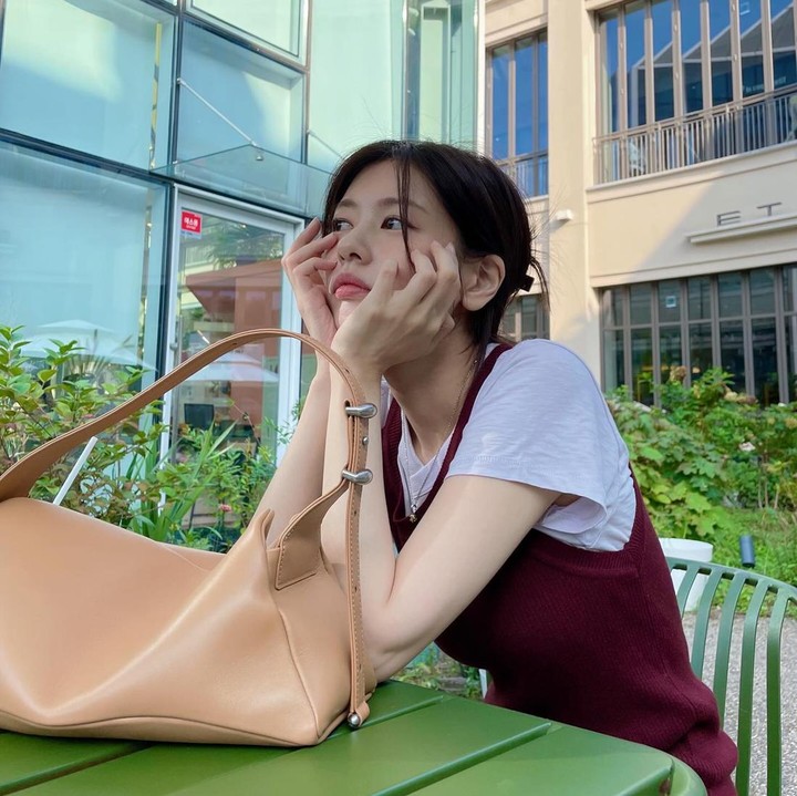 <p>Nama Jung So Min semakin bersinar di dunia hiburan. Ia tengah membintangi drama Korea romantis terbaru, <em>Love Next Door</em>. Adu perannya bersama aktor Jung Hae In sukses mencuri hati penonton, Bunda. (Foto: Instagram @somin_jj)</p>