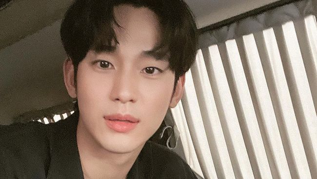 Jawaban Tak Terduga Kim Soo Hyun Saat Diminta Fans Nikahi Kim Ji Won