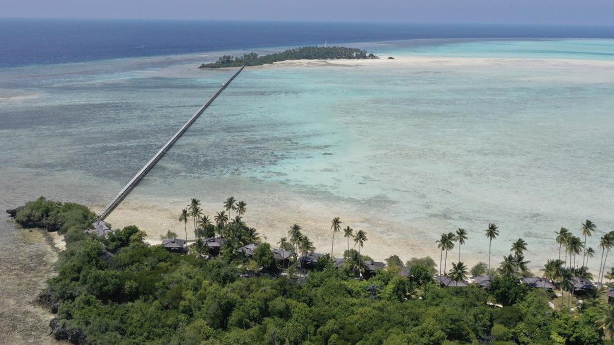 FOTO: KKP Segel Resor Asing Ilegal di Pulau Maratua