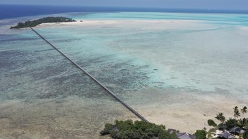 FOTO: KKP Segel Resor Asing Ilegal di Pulau Maratua