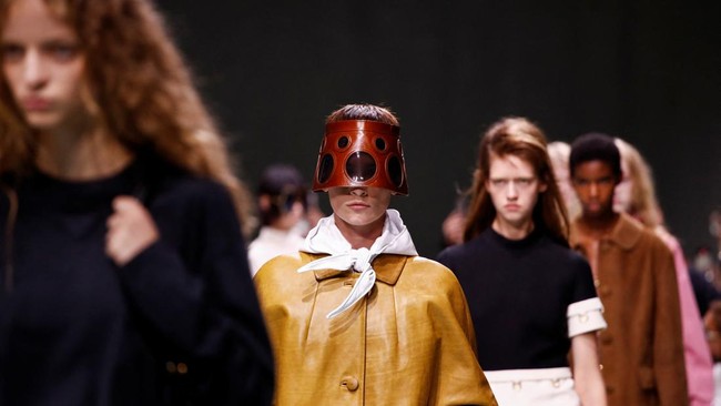 FOTO: Distorsi dalam Koleksi Spring/Summer 2025 Prada