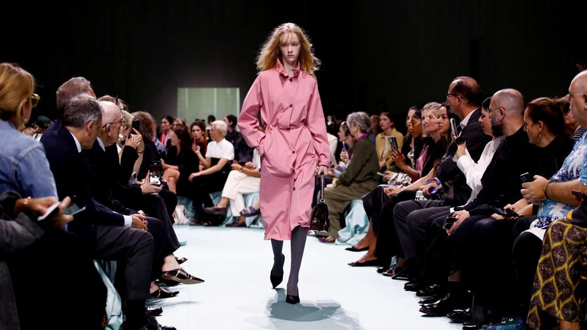FOTO: Distorsi dalam Koleksi Spring/Summer 2025 Prada